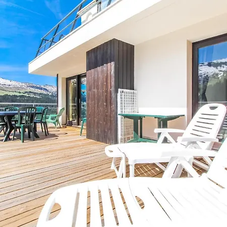 Penthouse 3-bedroom Apartment, Mountain Views, Large Terrasse, Piste Access Apartment *