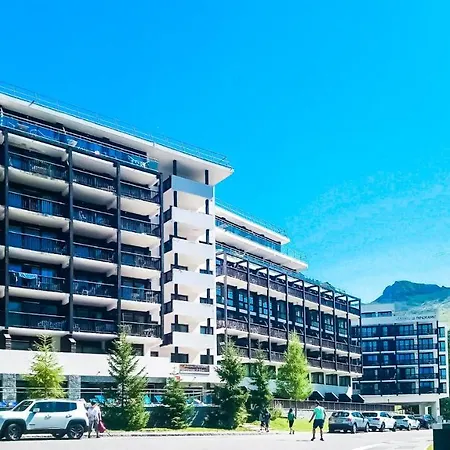 Penthouse 3-bedroom Apartment, Mountain Views, Large Terrasse, Piste Access